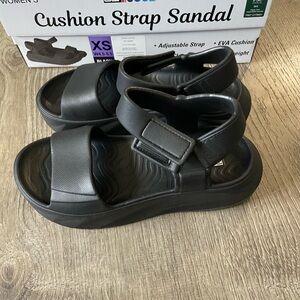 New woman’s shoes size 5